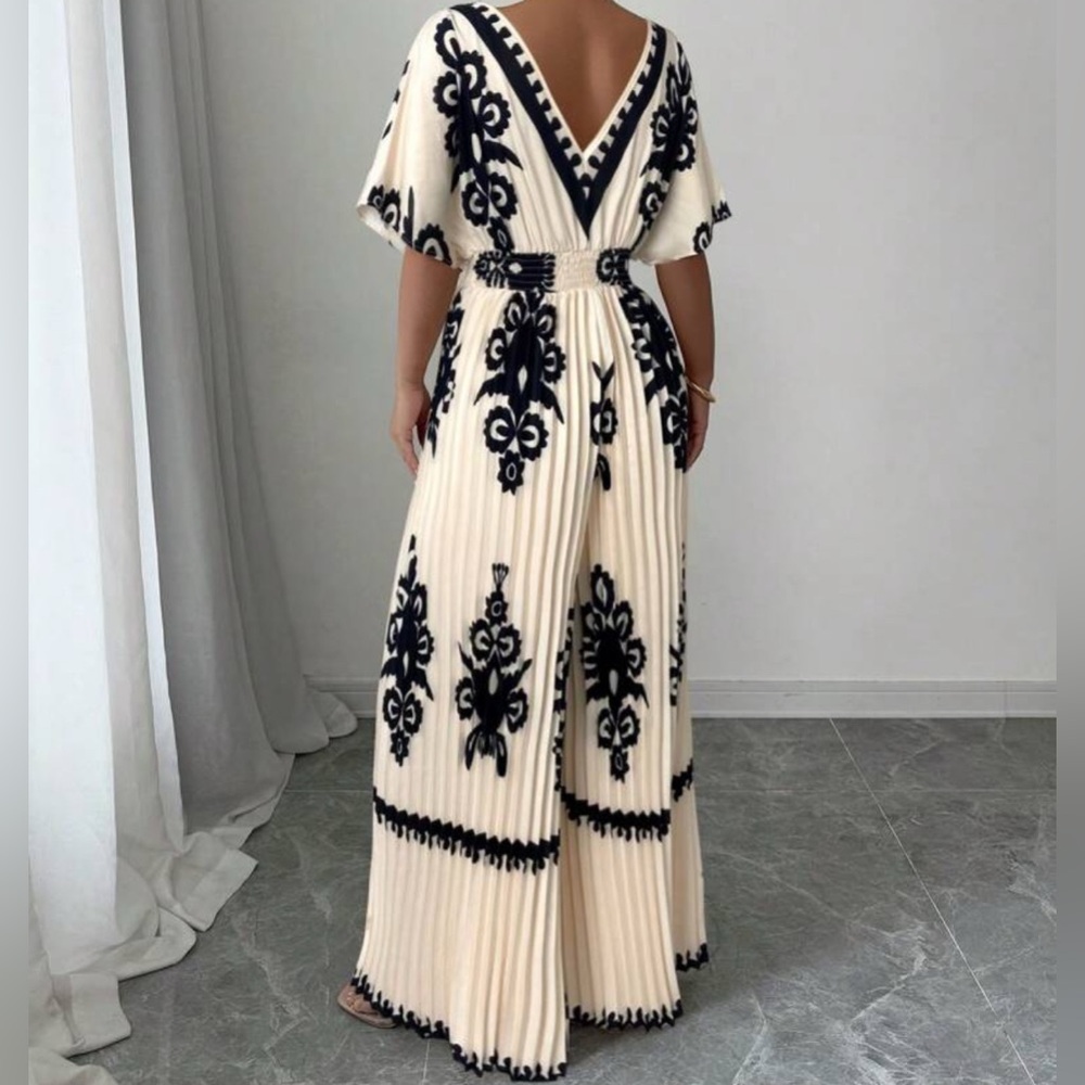 Elegant Black and Cream Maxi Dress - Picture 4 of 4